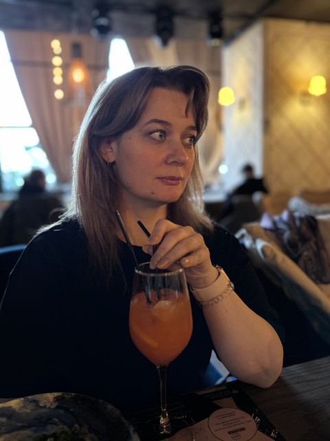 Елена, Россия, Санкт-Петербург, 42 года, 1 ребенок. Ищу мужчину близкого по духу и интересам, готового разделить мои радости и мечты. Важнее всего для м- Мне 42 года, но чувствую себя гораздо моложе благодаря любви к жизни и активной позиции. 
- Я люб