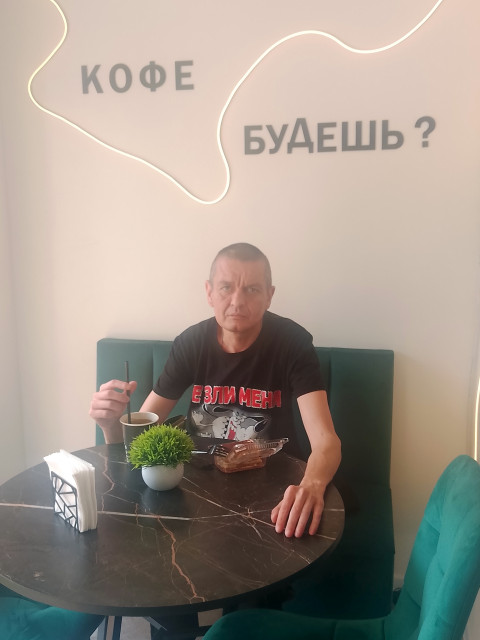 Максим, Россия, Северодонецк, 42 года. Познакомлюсь с женщиной С которой можно будет строить партнёрские отношения. И просто, гулять, общатОдинокий мужчина. Хочу найти девушку чтоб с ней гулять и возвращается, засыпать и просыпаться.