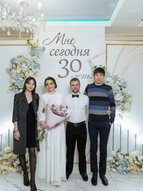 слева направо.. Сестра, жена брата, брат, и Я)