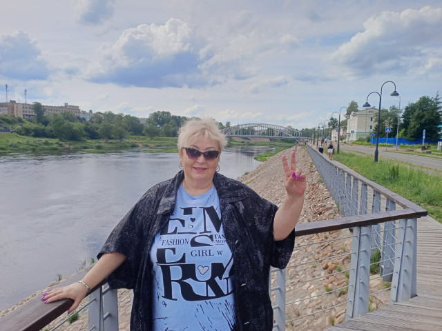 Милена, Россия, Санкт-Петербург, 64 года. Познакомлюсь с мужчиной для дружбы и общения.Обычная дама своих лет... пышных форм, общительная с чувством юмора. 
Вдова, время не лечит, а прит