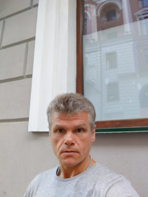 Роман, Россия, Москва, 45 лет, 1 ребенок. Кого я хочу видеть рядом с собой? 
Хороший вопрос! 
Так вот: ищу женщину спортивного телосложения,Среднего роста, плечистый и крепкий! 
Многого добился в жизни. 
Без м/п, ж/п и других прочих П...