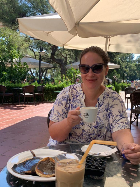 Катерина, Россия, Москва, 47 лет. Хочу найти В мужчинах ценю честность, мужественность, целеустремленность, надежность, доброту, чувство юмора. Я открытый и дружелюбный человек. Люблю свою работу. Я доктор. 
Была замужем один раз в течение 25 