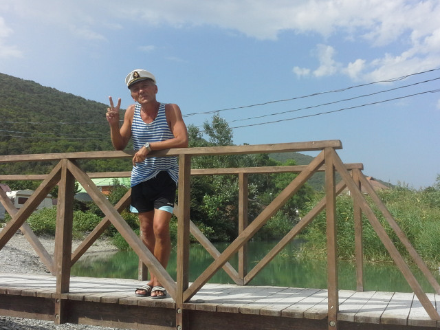 Василий Луговцов, Россия, Мурманск, 52 года. Хочу найти Ты – женщина. Ты – мать. Сестра. Подруга. 
Любимая. Любовница. Жена. 
Ты – солнце. Ты – земля. Ты Я Найду тебя …в толпе, 
И обниму…. тихонечко за плечи….. 
Я точно знаю, ….. что в моей судьбе…. 
