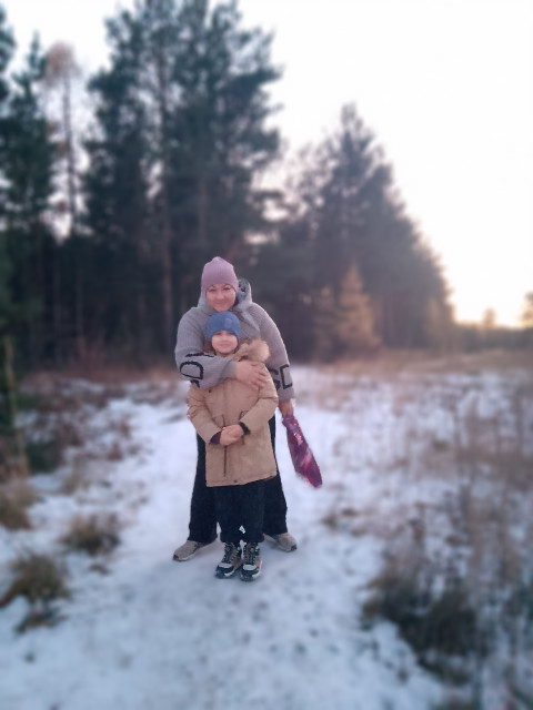 Алечка, Россия, Екатеринбург, 45 лет, 2 ребенка. Хочу найти Надежного, не болтуна, весёлого, кому нравится жить на природеМы живём на Урале с детьми) все умеем), все можем) но хочется сильного плеча, друга... Рядом