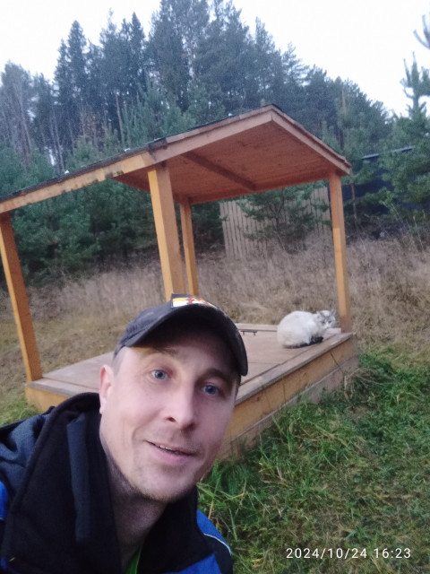 Алексей, Россия, Мариуполь, 40 лет, 4 ребенка. Восемь лет в Донецке. сел на поезд и приехал. Русские тут, потому и приехал.