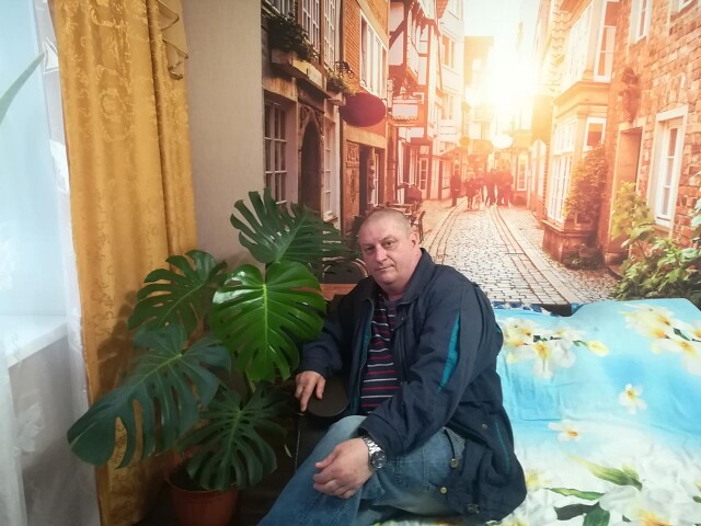 Александр Кулаков, Россия, г. Орехово-Зуево (Московская область), 62 года. Хотелось бы встретить спокойную адекватную женщину с хорошим чувством юмора .Родом с бывшей Украины. Проживаю в Московской обл. Работаю на предприятии.