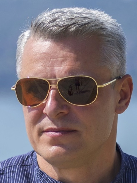 Вячеслав, Россия, Екатеринбург, 51 год. Хочу найти миленькую девушку .Простой парень . Не пью . Не курю . Не колюсь . Не матерюсь . Не высокий . Не симпатичный . Не очень