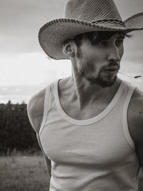 Евгений, Москва, м. Сходненская, 28 лет. Познакомлюсь с женщиной для любви и серьезных отношений.Всё самое лучшее начинается с общения, за искренность