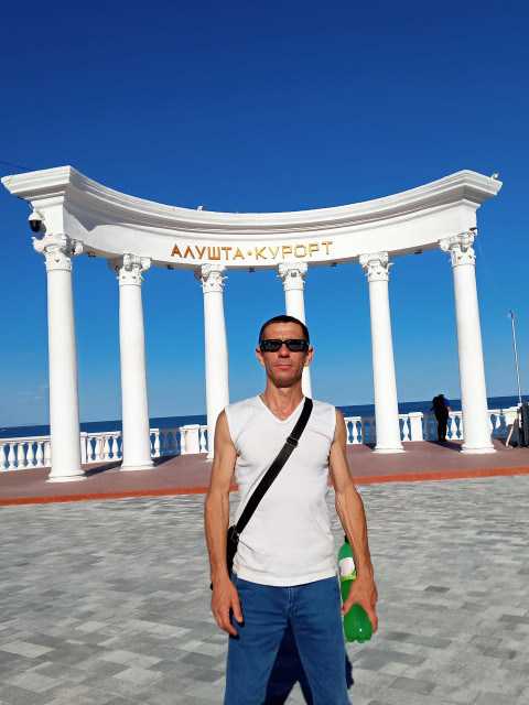 Oleg Dovgu, Ялта, 36 лет, 1 ребенок, 2 фото. Ищу: спутницу жизни, добрую,нежную, честную,не пьющую и желательно не курящую
Не высокого роста, 
Для...  Анкета 835437. 