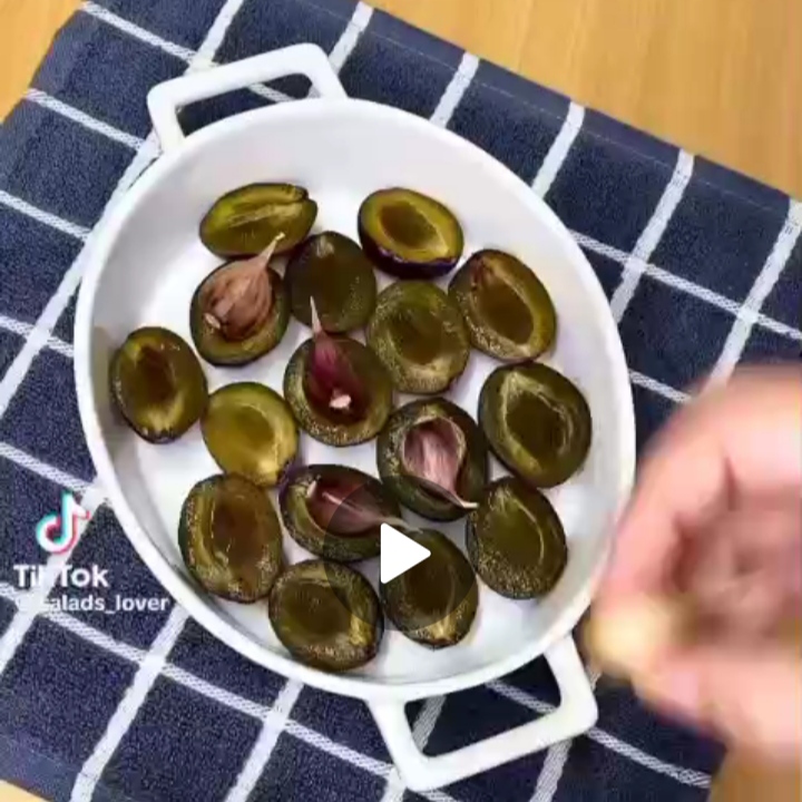 Сливы с чесночком...