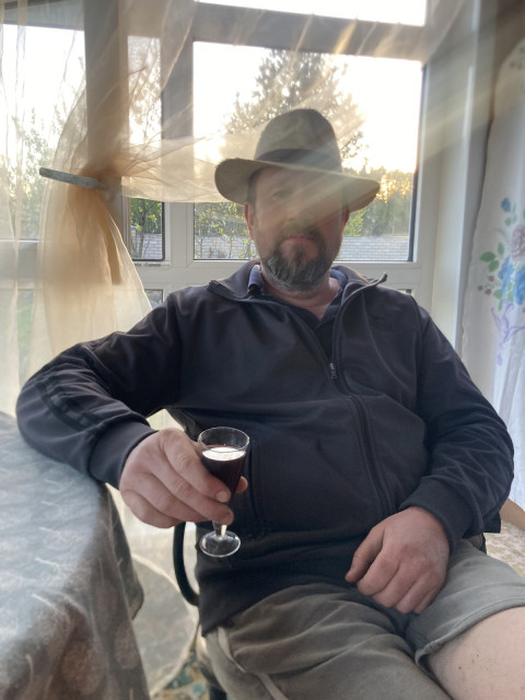 Руслан, Беларусь, Столбцы, 49 лет, 1 ребенок. Познакомлюсь с женщиной для любви и серьезных отношений.Я молод, хорош собой, без вредных привычек.... С хорошим чувством юмора. 
Бросил городскую жизнь. Ж