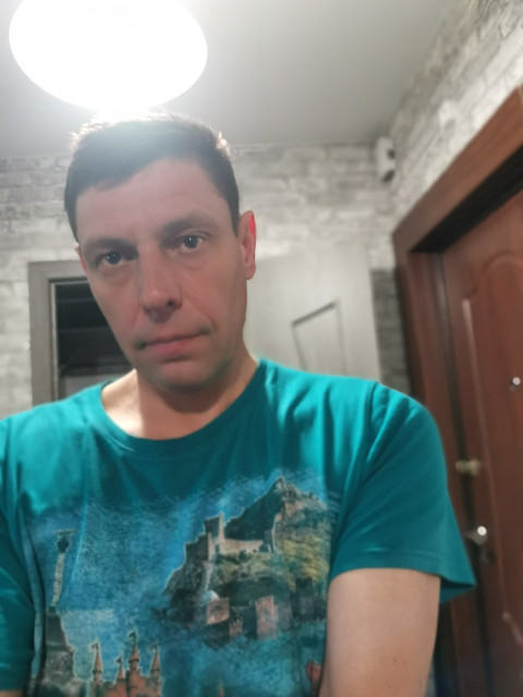 Денис, Россия, Москва, 50 лет, 2 ребенка. Познакомлюсь с женщиной для любви и серьезных отношений, брака и создания семьи, воспитания детей, дОбо мне! Жить негде, машины нет, работы тоже нет, старый препанный Москвич. Если сгожусь пишите.