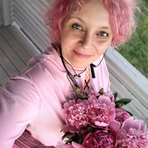 Марина Кучугурова, Россия, Семилуки, 44 года, 2 ребенка. Ищу вегетарианца, в идеале Вайшнава без фанатизма, мягкого в отношении ко мне и детям. Доброго и приМилая леди, стараюсь быть адекватным и добрым человеком. По профессии художник, творческая интерес