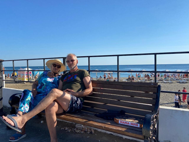 Вывез матушку на море)