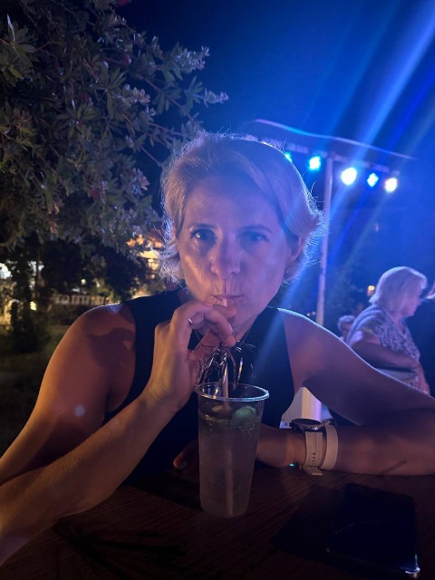 Ольга, Россия, Москва, 49 лет, 3 ребенка. Познакомлюсь с мужчиной для любви и серьезных отношений, дружбы и общения.Привет! Я Ольга, у меня три дочери - 23, 18, 11 лет. 
С удовольствием хожу в театр, люблю гулять, п