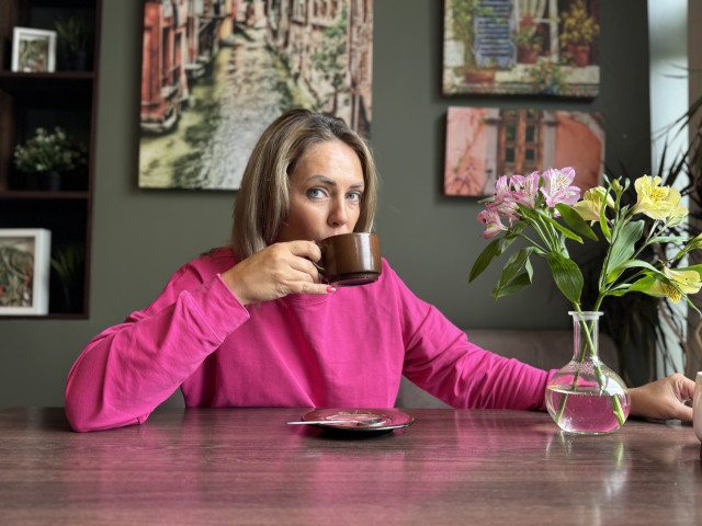 Алина, Санкт-Петербург, м. Шушары, 41 год, 1 ребенок. Познакомлюсь с мужчиной для любви и серьезных отношений, брака и создания семьи, воспитания детей, рНе представляю своей жизни без утреннего кофе и хорошей книги. 
А еще, я обычная и ваша простота бу