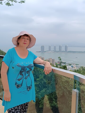 Ирина Мартынюк (Лебедева), Россия, Санкт-Петербург, 58 лет, 1 ребенок. Хочу найти Обычного, честного, без вредных привычек, с чувством юмора, с золотыми руками, ваши дети и внуки не Честная, обычная, работаю, дети взрослые. Живу одна, не люблю животных в 