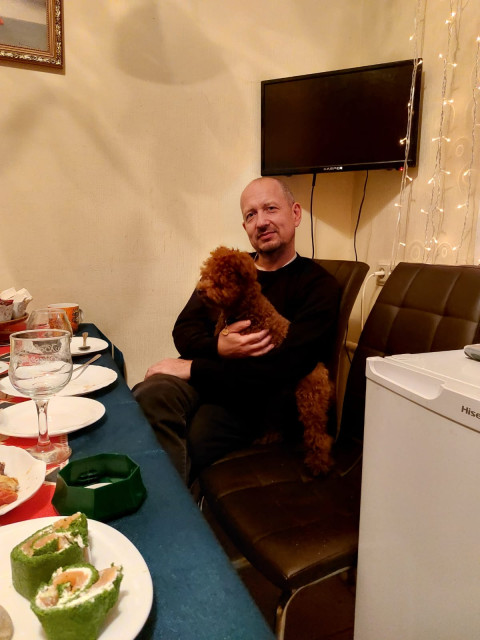 Сергей, Россия, Москва, 54 года. Хочу найти Доброю, ласковую, с чувством юмора, не конфликтную, тактильную.... 
С кем будет легко и комфортно .В одно окно смотрели двое 
Один видел дождь и грязь
Другой - листвы зеленой вязь 
Весну и небо го