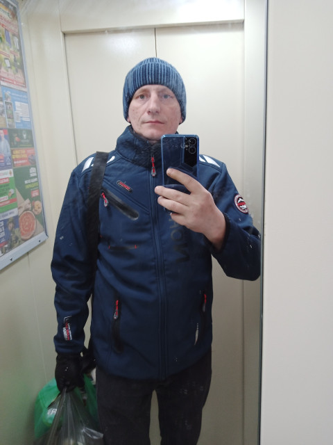 Андрей Говорков, Россия, Казань, 42 года. Хочу найти Инретесную Леди :), которая будет слышать не только себя но и меня, а я также в замен. Также рассматВ них Ангел пополам замешан с Бесом. 
Знак - Гениев. Знак разных интересов. 
В них очень острый ум