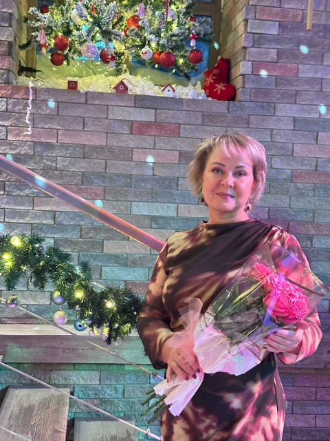 Елена, Россия, Томск, 50 лет, 2 ребенка. Ну а теперь о вишенке на торте🍒 - мужчине)): 
ищу как минимум равного партнёра близкого возраста....  Анкета 842431. 