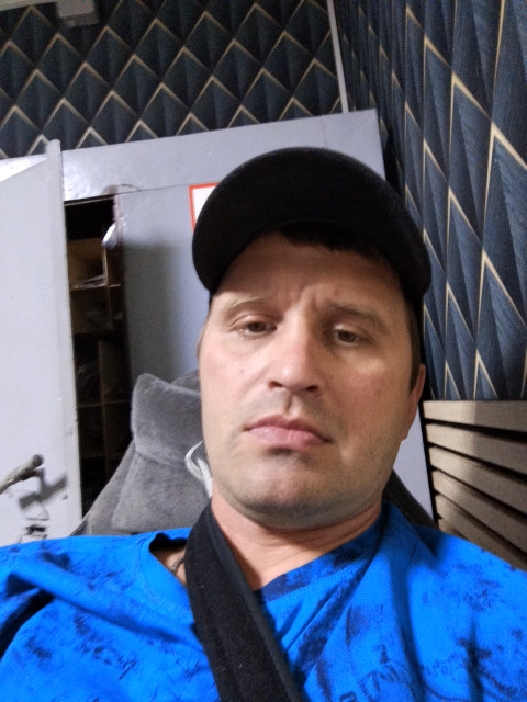 Семен, Россия, Донецк, 40 лет. Всём доброго времени суток! Я по зодиаку лев, высокий с карьими глазами!