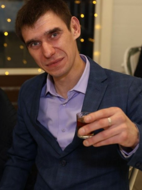 Владимир Андреев, Россия, Санкт-Петербург, 34 года. Хочу найти Нежную, страстную и верную.Люблю отдых на природе, прогулкт, автомобили. 
Курю, иногда выпиваю в компании. 
Много работаю... 