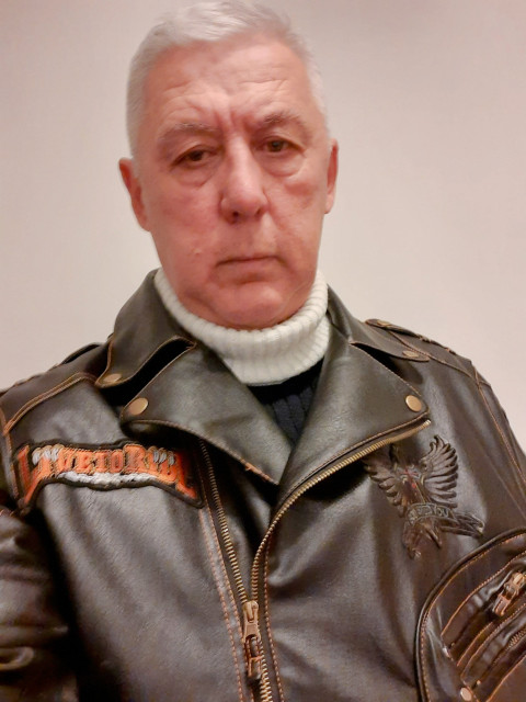 Александр Воротников, Россия, Новосибирск, 64 года. Он ищет её: Надеюсь встретить женщину с нерастраченными чувствами в наше нелегкое время, и обязательно не курящуЖиву один после смерти супруги. Пенсионер, работаю. Стараюсь вести активный образ жизни. Не