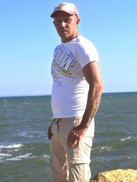 Андрей Гринь, Батайск, 37 лет. Хочу найти Верную, заботливую. Вобщем ту самую.Обычный. Звезд с неба не хватаю.