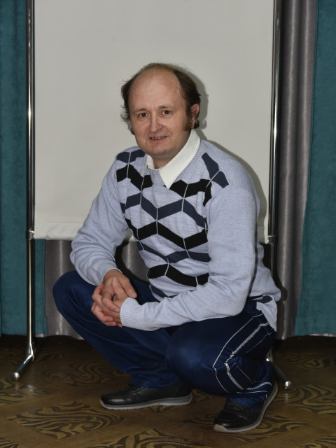 Володя Андреев, Россия, Полысаево, 49 лет. Я живу в частном доме с мамой. 
Не когда не был женат. 
Спокоен, кроток, застенчив, прямолинеен, в