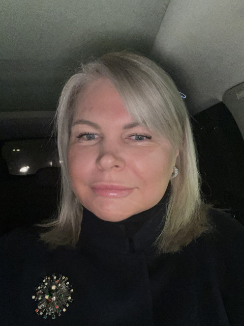 Анна, Санкт-Петербург, м. Озерки, 44 года, 2 ребенка. Хотела бы встретить человека равного мне характеру, социальному статусу и чувству юмора.Больше всего ценю людей умеющих говорить правду и не отводить глаз