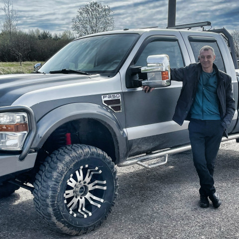 Иван Данильчук, Санкт-Петербург, м. Проспект Просвещения, 52 года, 1 ребенок. Хочу найти С огоньком. Для веселой прекрасной жизни. Такую чтобы мог на руках мог через брод перенести.Веселый жизнерадостный. Не домосед. Предпочитаю загородную жизнь. Руки с п