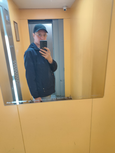 Виталий, Санкт-Петербург, м. Проспект Славы, 43 года. Хочу найти Ту что не будет ныть, что денег нет, иди ещё работай. Сразу на все 4 стороны гуляйте. На шею сесть нОчень часто бываю на работе, времени на встречи почти нет. Не альфонс, зарабатываю сам. Та