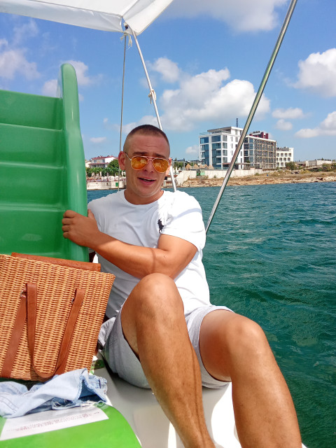 Александр, Россия, Севастополь, 30 лет. Познакомлюсь с женщиной для любви и серьезных отношений, брака и создания семьи, дружбы и общения.Мужчина средних лет . Активный . 
Интересуют женщины постарше . Вменяемые!