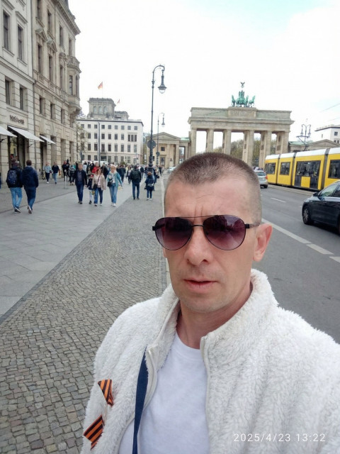 Олег, Москва, м. Кузнецкий мост, 46 лет, 1 ребенок. Хочу найти Знакомлюсь исключительно для серьезных отношений, а конкретнее для создания семьи.Я расскажу о себе с удовольствием в личной переписке🙂 Не хочу чтобы моя анкета выглядила как