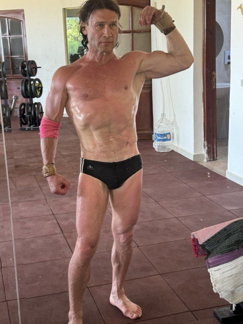 Это не эротика! 
Этот спортзал в Египте)!
Я в отличной спортивной форме. 
И слежу за своим телом)