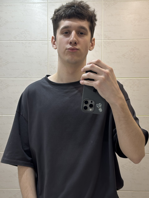 Виктор, Россия, Новосибирск, 18 лет. Хочу найти Напиши мне)Молод, глуп со страстью. Хочу проводить время с опытными женщинами. Буду послушен)