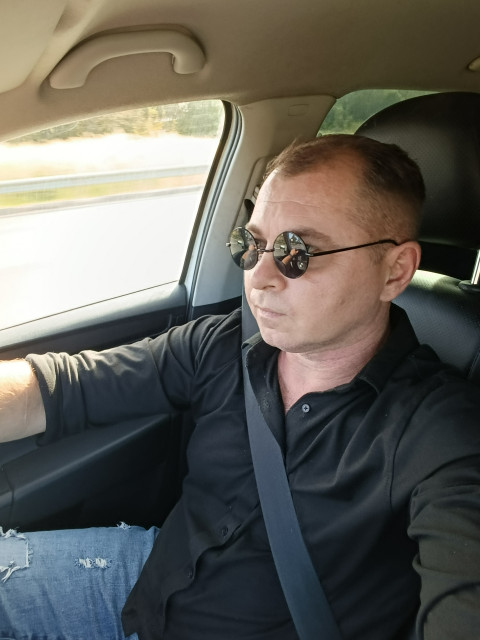 Алексей, Москва, м. Академическая, 48 лет, 2 ребенка. Не пью не курю, в разводе есть двое детей 17 и 9 лет, живу с дочкой ей 17 сын живёт с мамой, остальн