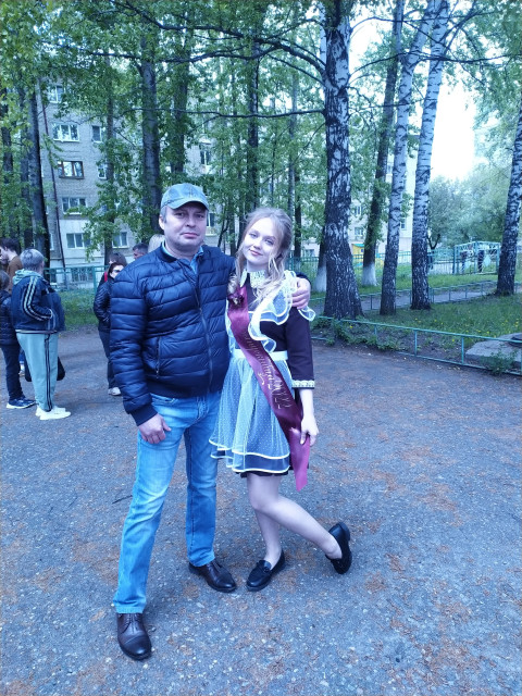 С дочкой на выпускном.