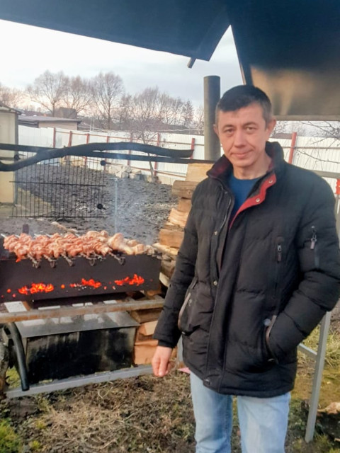 Олег, Москва, 55 лет. Веселый романтик, люблю читать, ходить в кино обожаю баню