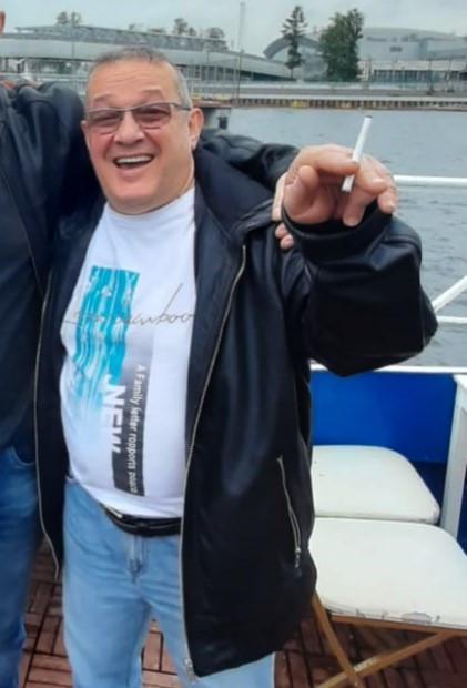 Андрей, Санкт-Петербург, м. Проспект Ветеранов, 55 лет, 2 ребенка. Он ищет её: женщину для любви, дружбы и общения. Девочки на фотографиях скрывающие свои глаза темными очками - п  Анкета 865160. 