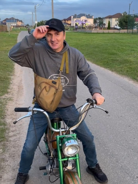 Саша, Москва, м. Мякинино, 44 года, 2 ребенка. Он ищет её: Необходима интересная дама для совместных походов в кино и приятных прогулок. Без вредных привычек и  Анкета 865280. 