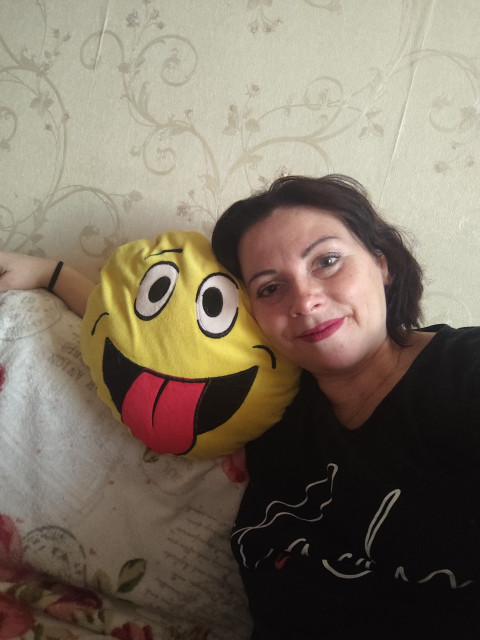 Всем неприятностям я показываю язык))). С юмором по жизни я всегда рядом)))).