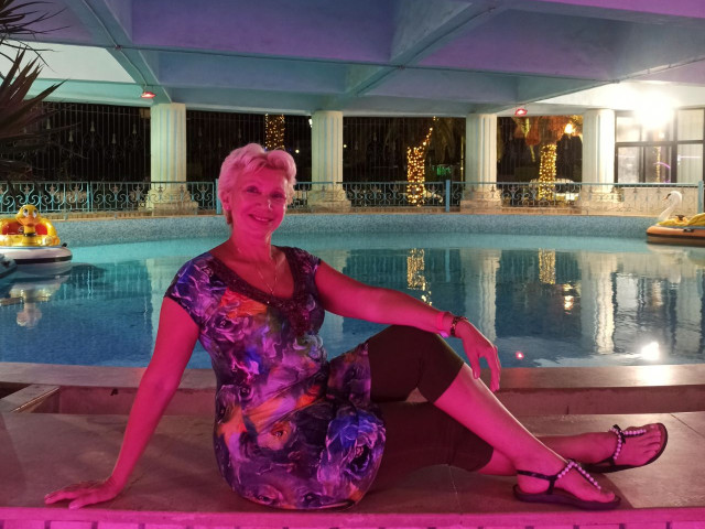 Инна, Москва, м. Багратионовская, 52 года, 1 ребенок. Познакомлюсь с мужчиной от40до 65 лет, желательно не курящего и выше меня ростом, плотного телосложения...  Анкета 866442. 