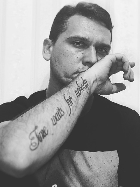 Сергей, Россия, Москва, 42 года. Пью, курю, ругаюсь матом). 
Не за ЗОЖ. С материальными и жилищными проблемами. Вот).