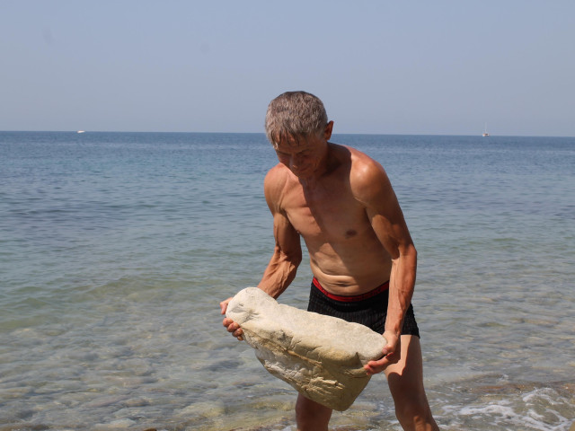 ЧЕЛЕНТАНО ДРОВА КОЛОЛ,.А Я -КАМНИ ТАСКАЮ