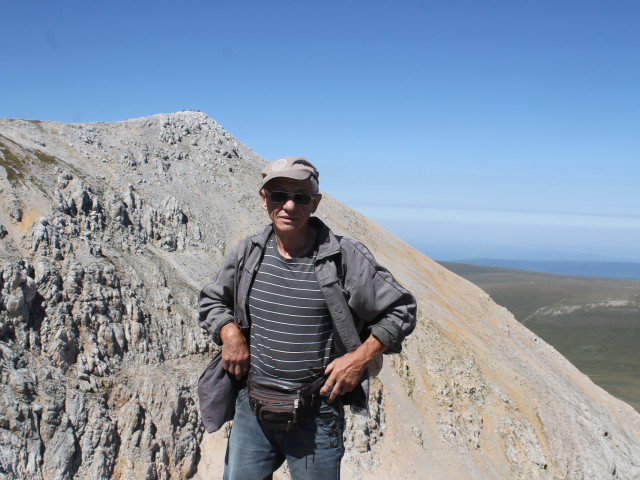 До вершины еще около часа ,а вроде близко