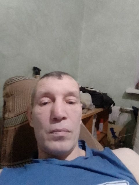 Максим, Омск, 48 лет. Добрый,с чувством юмора, немного стеснительный. Можете писать на 9045854113 Max или Ватсапп.