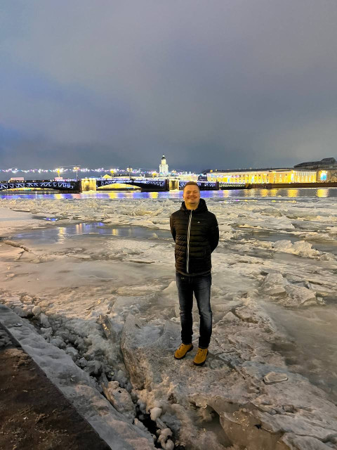 Александр, Россия, Москва, 40 лет. Ищу кого-то, кто не испугается спонтанного " а поехали? " и умеет молчать в красивых местах....  Анкета 870302. 
