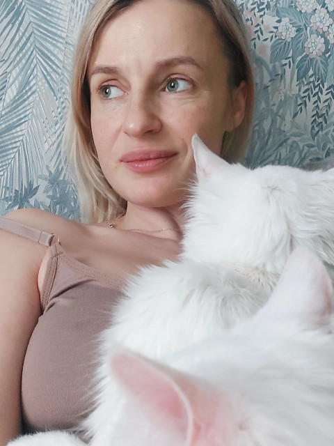 Мои котики ) Снежок и Пушок))  нашла два белых котенка , пришлось забрать домой )) смеёмся хорошо что их два было бы три белых забрала бы три)) ну что тут сделать удел такой жить с котами , только бы не со скотами