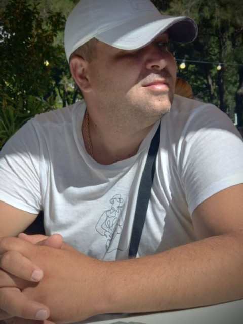 Толян, Россия, Москва, 42 года. Пол года живу в Москве, пол года на море! 
Ищу исключительно серьёзные отношения.